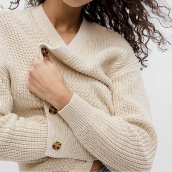 GAP Chino Beige Cotton Cropped Cardigan Sweater with V-Neck and Relaxed Fit (LP) - Picture 3 of 6